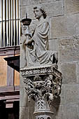 Il Duomo di Volterra. L'altare maggiore con ai lati, sopra due colonne tortili, due angeli cerifori. 